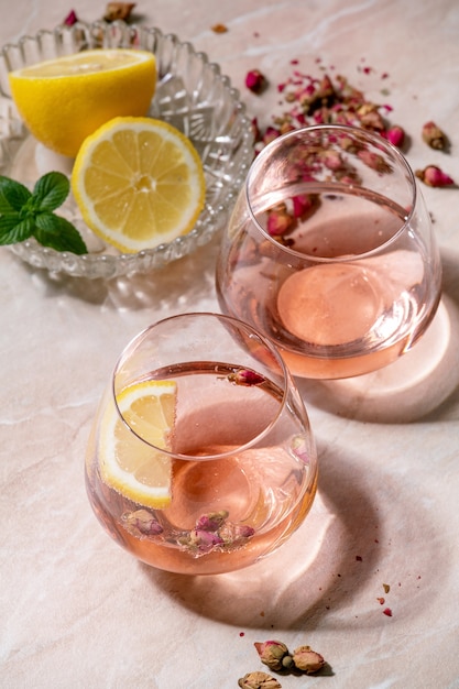 Roze roos champagne of limonade