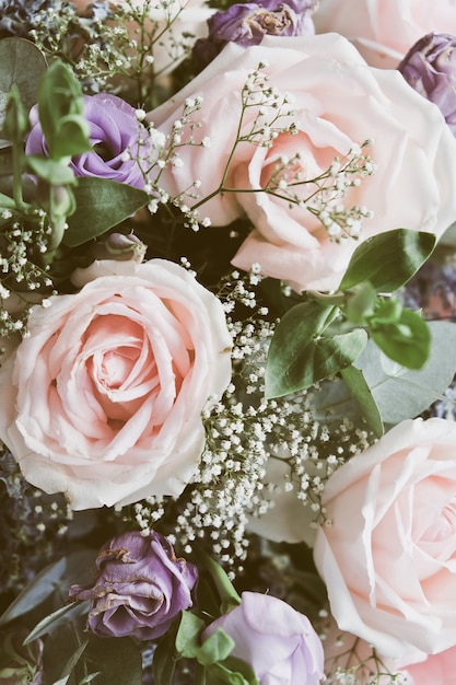 Roze roos in een bloemenboeket