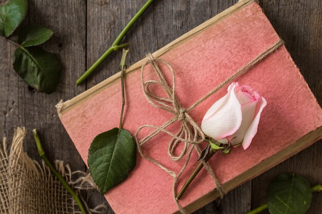 Roze roos op een oud boek in een vintage stijl