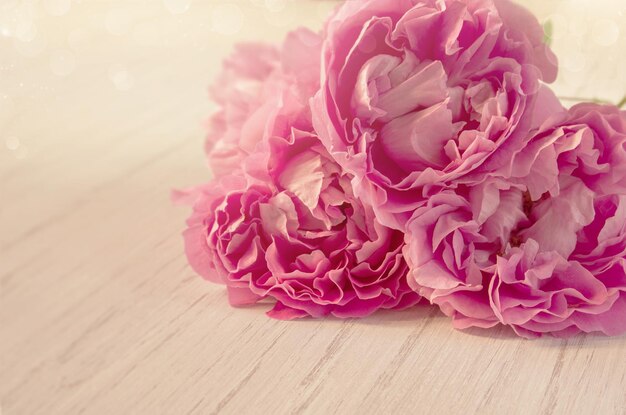 Roze roze bloemen boeket op witte houten tafel achtergrond Valentijnsdag