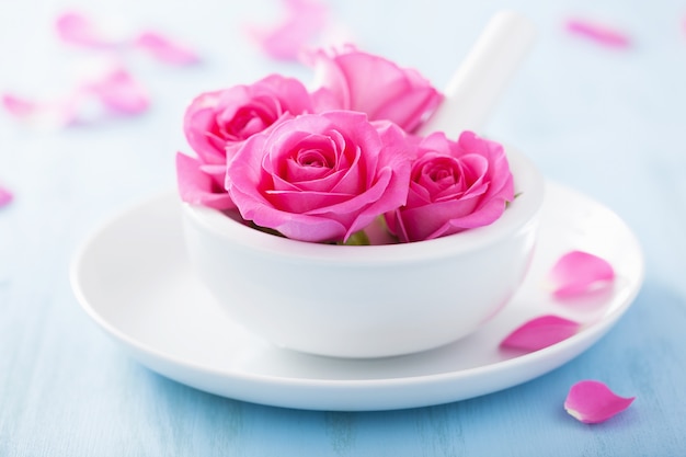 Roze roze bloemen in mortel voor aromatherapie en spa