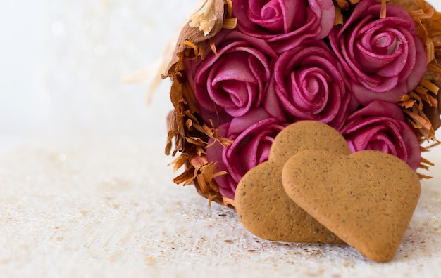 Roze rozen en hartvormige cookies detail kaart met ruimte om te schrijven