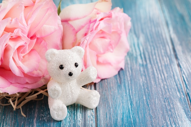 Roze rozen en teddybeer