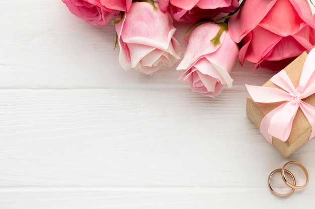Roze rozen en trouwringen kopiëren ruimte