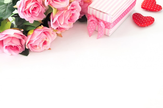 Roze rozen, geschenkdoos en hart op witte achtergrond