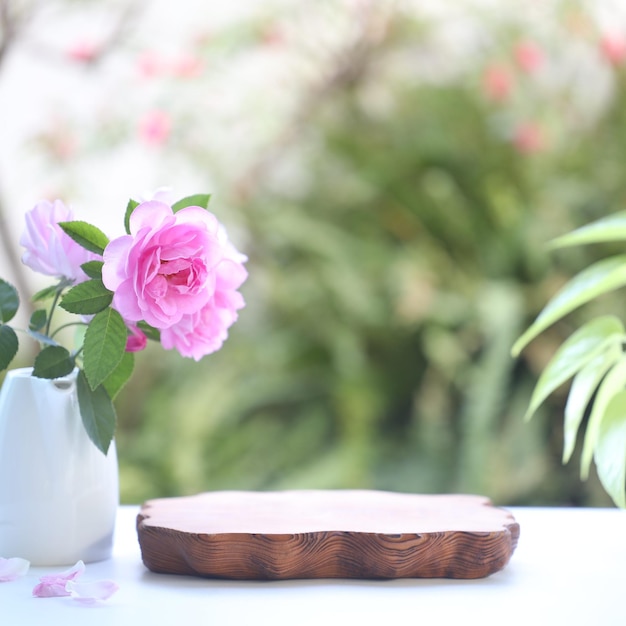 Roze rozen in kleine vaas met houten bordje