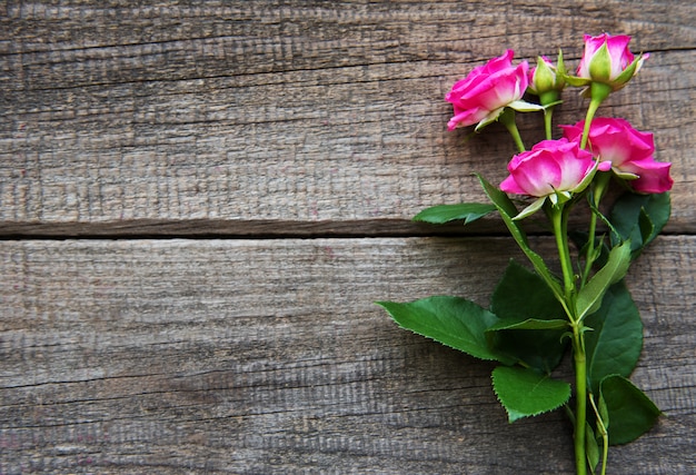 Roze rozen op een tafel