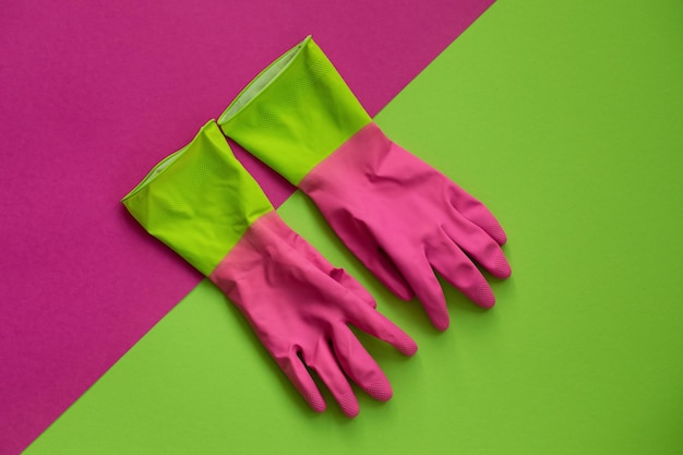 Roze rubberen handschoenen op groene achtergrond