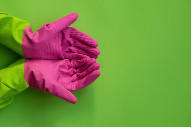 roze rubberen handschoenen op groene achtergrond