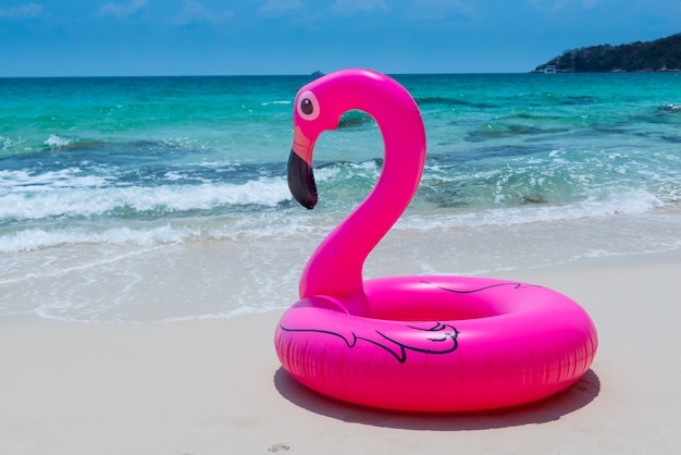 Roze rubberen reddingsring op het strand.