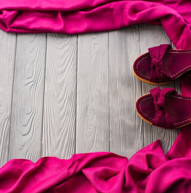 roze sandalen wig sjaal schoenen vrouw meisje mode outfit. zomer achtergrond sjabloon mockup kopie
