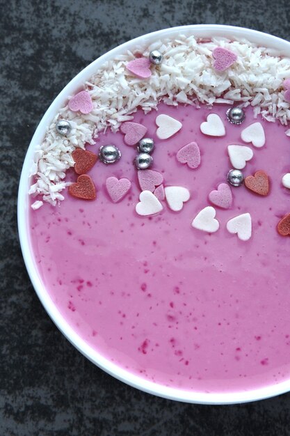 Roze smoothiekom met decoraties en harten voor Valentijnsdag.