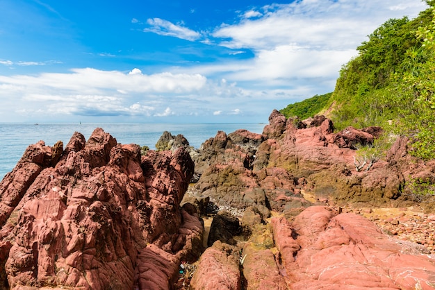 Foto roze steen (arkose, arkosic sandstone) dichtbij het strand, roze steengezichtspunt bij provincie chantaburi
