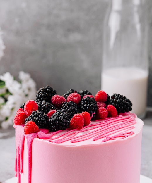 Roze taart met mascarpone room en verse bessen