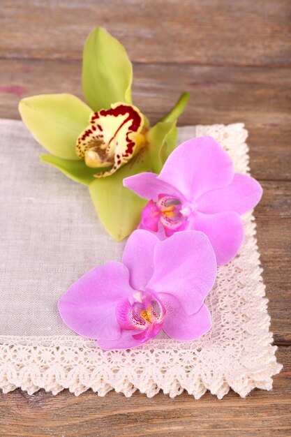 Roze tropische orchideebloemen op houten achtergrond