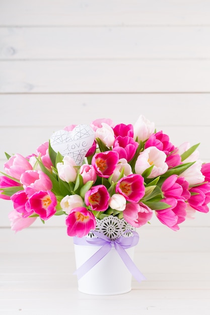Foto roze tulp op het wit