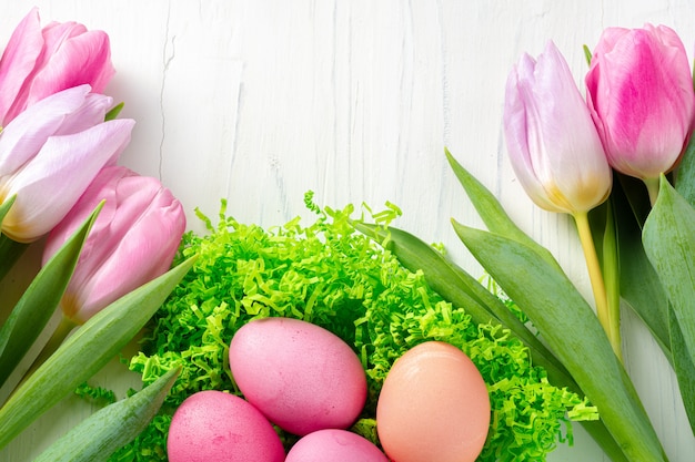Roze tulpen en kleurrijke eieren. Pasen concept