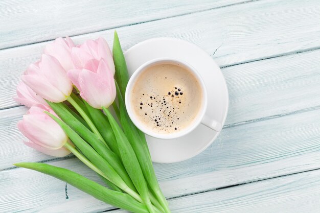 Roze tulpen en koffiekopje