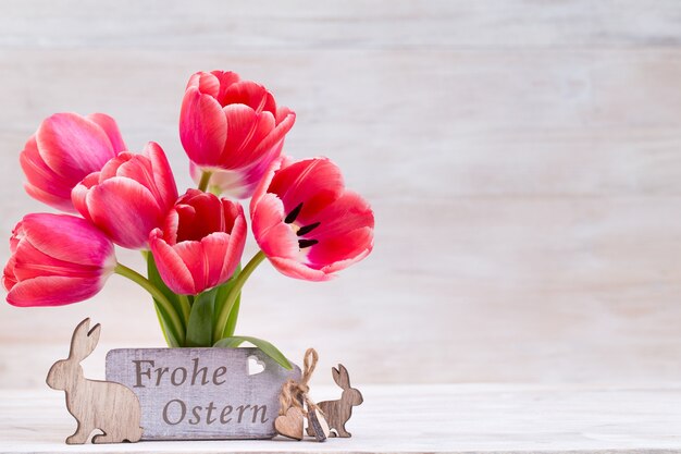 Roze tulpen, lentebloemen en paasdecoratie