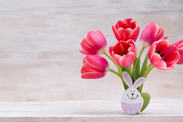 Roze tulpen, lentebloemen en paasdecoratie