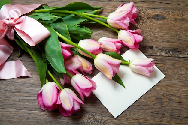 roze tulpen met briefkaart