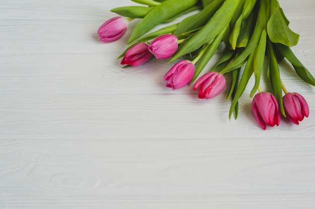 Roze tulpen op een witte houten tafel. achtergrond