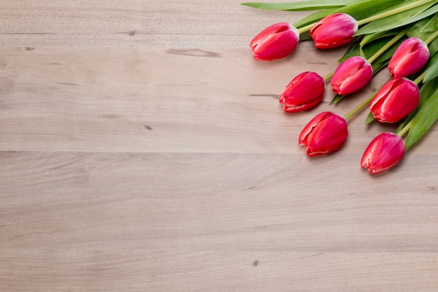 Roze tulpen op houten achtergrond met lege ruimte