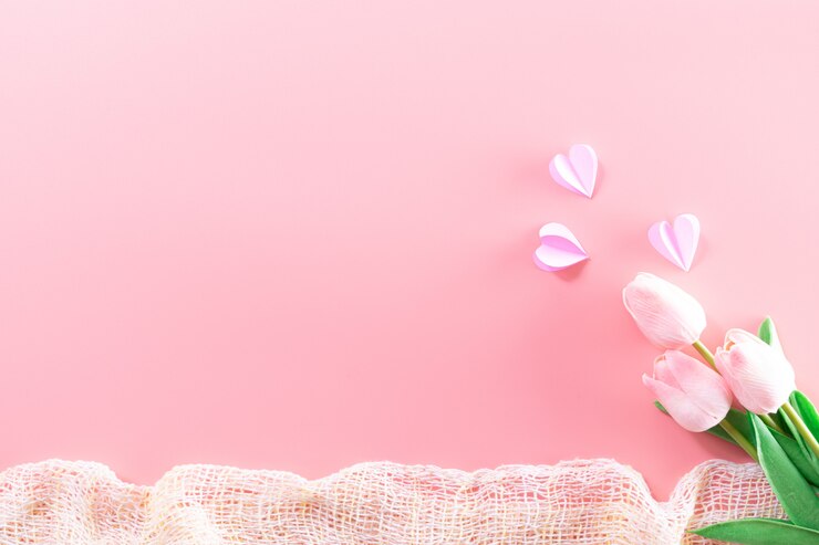 Roze tulpen, roze hart op pastelroze