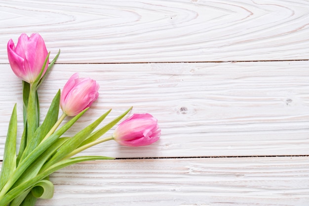 roze tulpenbloem op houten achtergrond