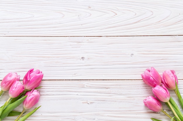 roze tulpenbloem op houten achtergrond