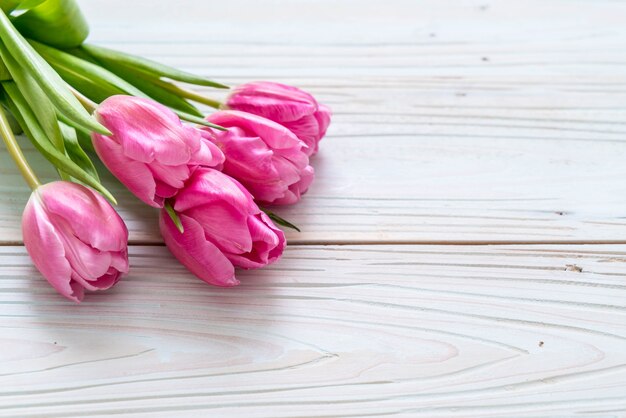 roze tulpenbloem op houten achtergrond