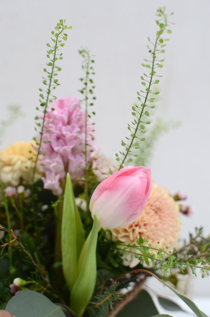 Roze tulpenbloemstuk op witte achtergrond