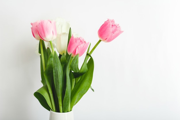 Roze tulpenboeket op witte achtergrond met exemplaarruimte. Boeket van mooie roze en witte tulpen Lentebloemen