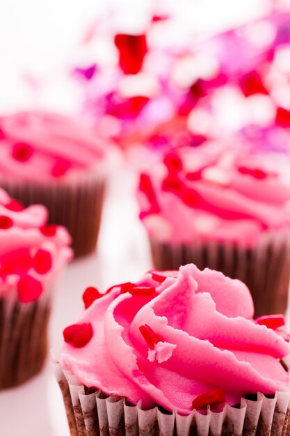 Roze Valentijnsdag cupcakes op witte achtergrond.