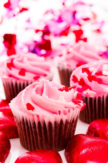 Roze Valentijnsdag cupcakes op witte achtergrond.