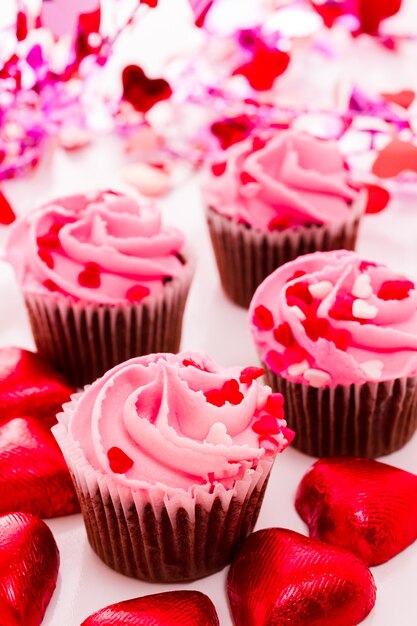 Roze Valentijnsdag cupcakes op witte achtergrond.