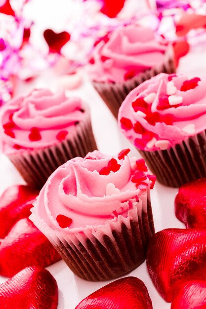 Roze Valentijnsdag cupcakes op witte achtergrond.