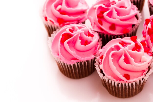 Roze Valentijnsdag cupcakes op witte achtergrond.