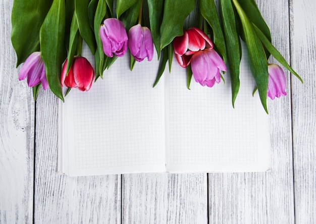 Roze verse tulpen en notebook