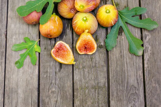 Roze verse vijgen op de houten tafel