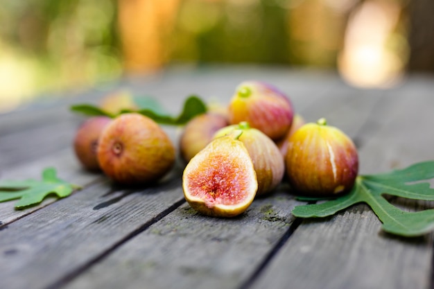 Roze verse vijgen op de houten tafel