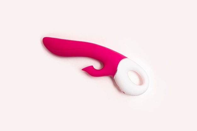 Foto roze vibrator met clitoris zuigfunctie op witte achtergrond