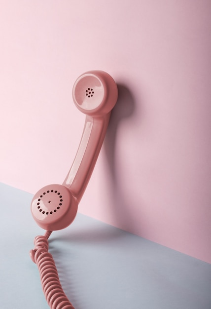 Roze vintage telefoon op blauwe en roze ruimte