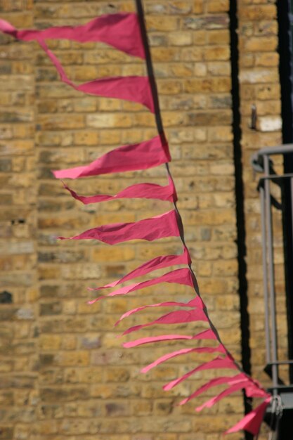 Foto roze vlaggen zweven in de wind