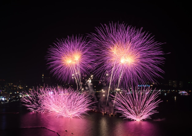 Roze vuurwerk bij Pattaya-strand, Thailand