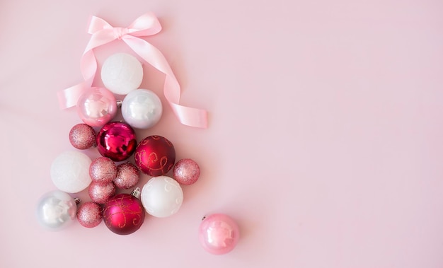 Roze, witte en rode ballen in de vorm van een kerstboom