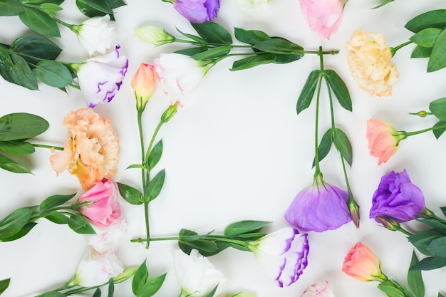 Roze, witte en violette eustoma-bloemenstelen bloemen platliggend frame