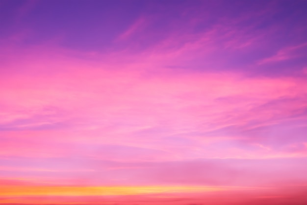 Roze wolk en roze licht van de zon door de wolken met exemplaarruimte