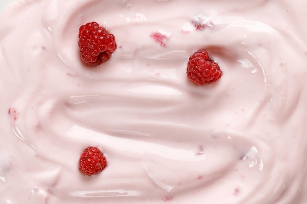 Roze yoghurt met frambozen Krul van yoghurt Roze natuuryoghurt zure roomijs Textuur Bovenaanzicht