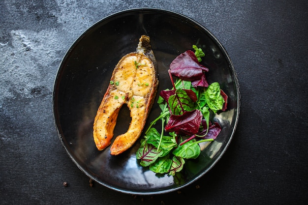 roze zalm steak gebakken en salade